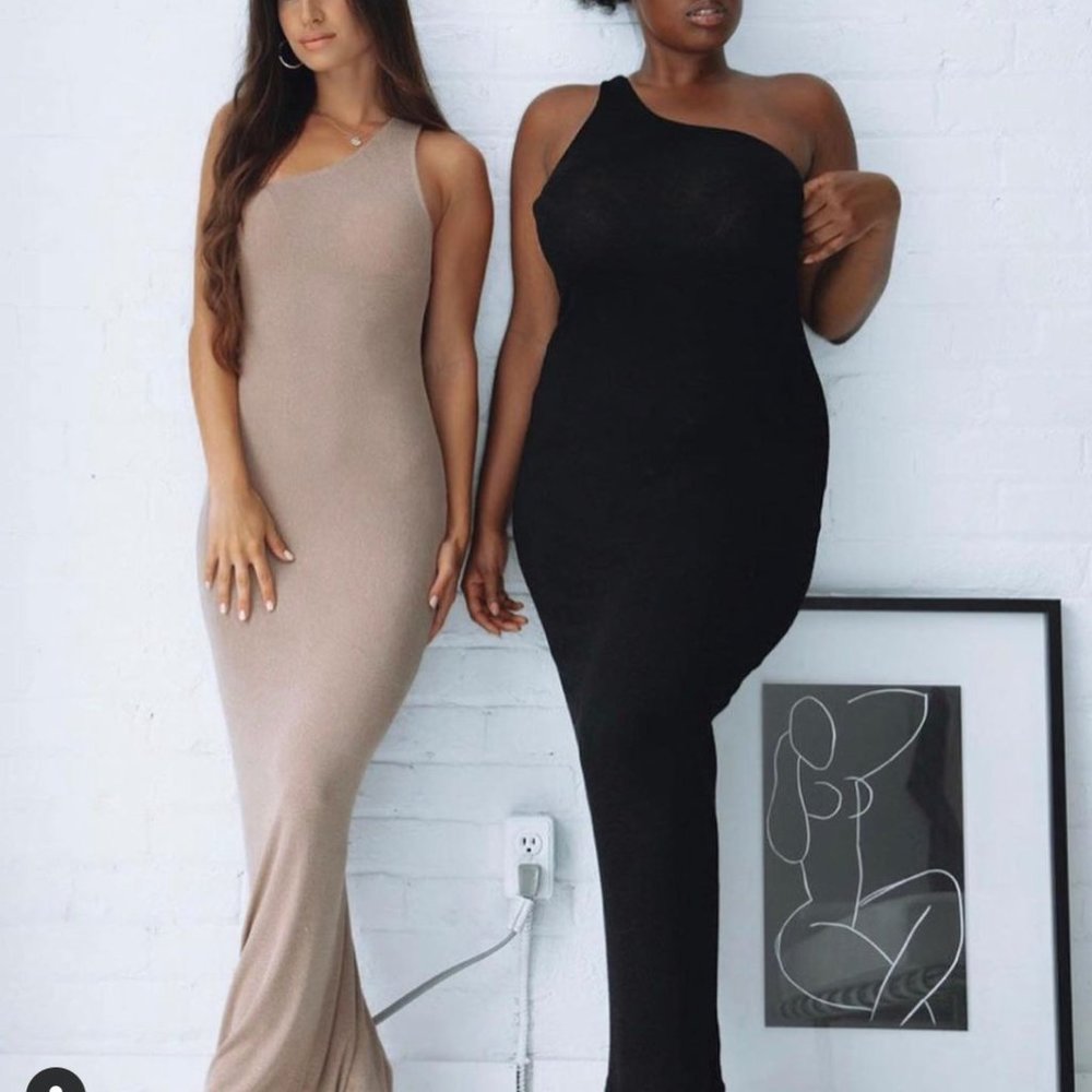 NWOT 437 Naomi Dress – Black